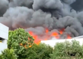 Τραγωδία: Έκανε live στο Facebook ενώ βρισκόταν μέσα σε κτήριο που πήρε φωτιά – Τον έβλεπε η μητέρα του (video)