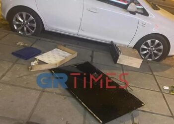 Άνδρας σε αμόκ πετούσε ντουλάπια, καρέκλες και… τηλεόραση από μπαλκόνι στη Θεσσαλονίκη – Ζημιές σε αυτοκίνητα και καταστήματα