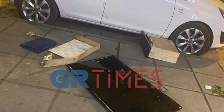 Άνδρας σε αμόκ πετούσε ντουλάπια, καρέκλες και… τηλεόραση από μπαλκόνι στη Θεσσαλονίκη – Ζημιές σε αυτοκίνητα και καταστήματα