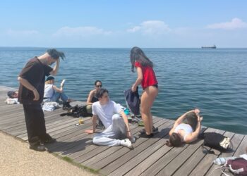 Viral: Γερμανοί τουρίστες βγήκαν από τα ρούχα τους κυριολεκτικά στη Θεσσαλονίκη (φωτο, video)