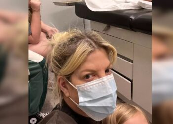 Η οικογένεια της Τόρι Σπέλινγκ εκτέθηκε σε «ακραία» μούχλα – Γι’ αυτό αρρώσταιναν συνέχεια τα παιδιά της