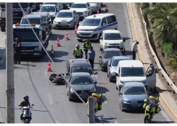 Ακαριαίος θάνατος για οδηγό σε τροχαίο στην Παραλιακή – Χτύπησε 7 αυτοκίνητα στο ύψος της Αλίμου (φωτο)