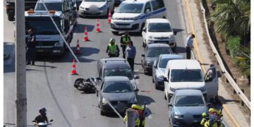 Ακαριαίος θάνατος για οδηγό σε τροχαίο στην Παραλιακή – Χτύπησε 7 αυτοκίνητα στο ύψος της Αλίμου (φωτο)