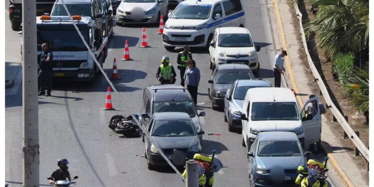 Ακαριαίος θάνατος για οδηγό σε τροχαίο στην Παραλιακή – Χτύπησε 7 αυτοκίνητα στο ύψος της Αλίμου (φωτο)