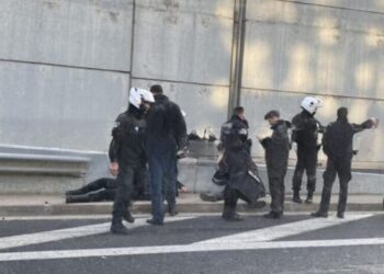 Τροχαίο στην Αττική Οδό: Στο έδαφος δύο αστυνομικοί της ΔΙ.ΑΣ.