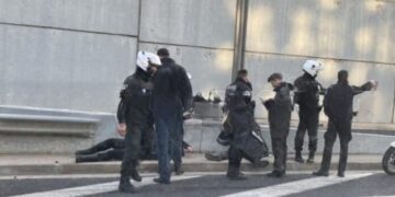 Alldaynews.gr Τροχαίο στην Αττική Οδό: Στο έδαφος δύο αστυνομικοί της ΔΙ.ΑΣ.