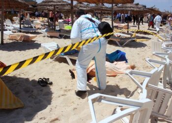 Επέζησε από μακελειό σε παραλία παριστάνοντας τη νεκρή για να ξεγελάσει τον δράστη (video)