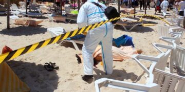 Alldaynews.gr Επέζησε από μακελειό σε παραλία παριστάνοντας τη νεκρή για να ξεγελάσει τον δράστη (video)