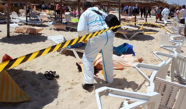 Alldaynews.gr Επέζησε από μακελειό σε παραλία παριστάνοντας τη νεκρή για να ξεγελάσει τον δράστη (video)