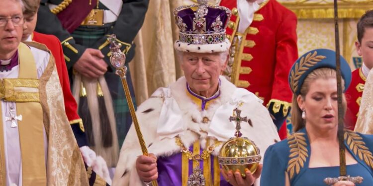 Alldaynews.gr Όσα είπαν ο Κάρολος και η Καμίλα κατά τη στέψη: Ειδικός διάβασε τα χείλη τους