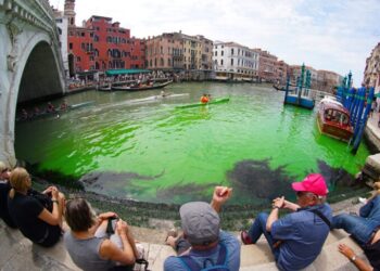 Βενετία: Βρέθηκε η αιτία που πρασίνισαν τα νερά στο Μεγάλο Κανάλι – Τι ανακοίνωσαν οι αρχές