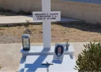 «Μάχη» για τον σταυρό στον τάφο του πιλότου που σκοτώθηκε σε πυρόσβεση στη Σάμο το καλοκαίρι του 2022 – Η επιστολή της μητέρας