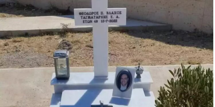 Alldaynews.gr «Μάχη» για τον σταυρό στον τάφο του πιλότου που σκοτώθηκε σε πυρόσβεση στη Σάμο το καλοκαίρι του 2022 – Η επιστολή της μητέρας