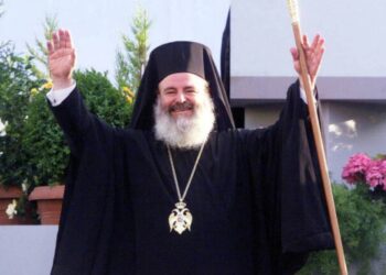 Δεν έλειψε ούτε μία μέρα: Η γυναίκα που φροντίζει τον τάφο του Αρχιεπισκόπου Χριστόδουλου εδώ και 15 χρόνια[Φωτογραφίες]