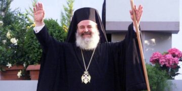 Δεν έλειψε ούτε μία μέρα: Η γυναίκα που φροντίζει τον τάφο του Αρχιεπισκόπου Χριστόδουλου εδώ και 15 χρόνια[Φωτογραφίες]