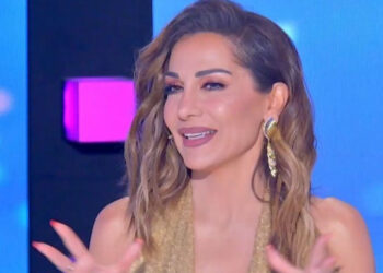 Όλοι απορούν τι φορούσε από μέσα: Αλληθώρισε κι ο Μπισμπίκης με το ολόχρυσο φόρεμα της Βανδή, χαμός στο διαδίκτυο