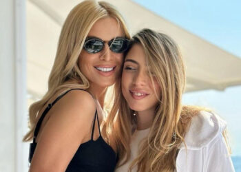 Τα “σπάει” η Καινούργιου στο γάμο Μουζουράκη-Κόζαρη: Η φώτο με την εγκυμονούσα νύφη & το ξέφρενο τραγούδι στο πάρτι