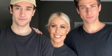 Γιορτή της Μητέρας: Η Μαρία Μπακοδήμου φωτογραφίζεται με τους γιους της