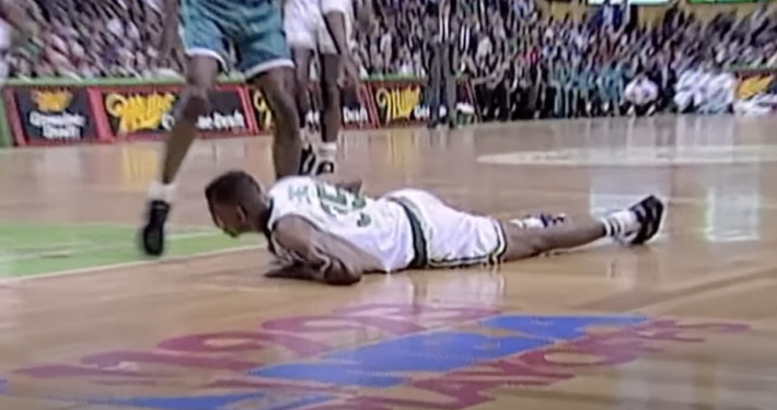 Alldaynews.gr Δεν ξανασηκώθηκε απ’ το παρκέ: Ο «σιδερένιος» που έριξε 4 τάπες σε 1 ματς στον Μάικλ Τζόρνταν έσβησε άδοξα στα 27 του