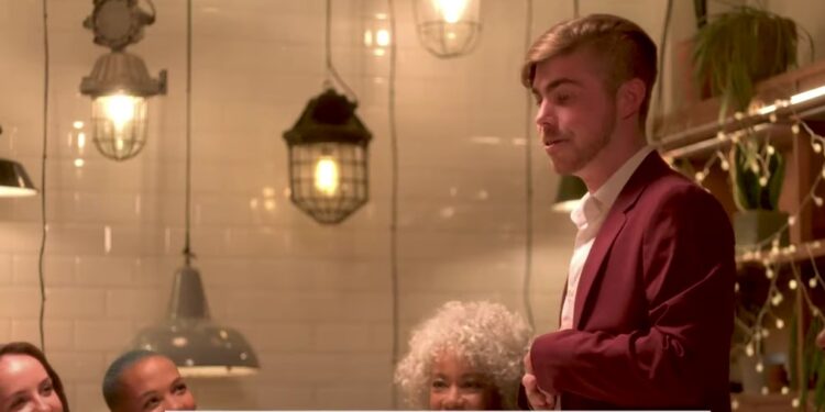 «Ναι, αυτές είναι φωτογραφίες της νύφης που πη@@@ τον κουμπάρο» είπε ο γαμπρός στους καλεσμένους και έφυγε από τον γάμο