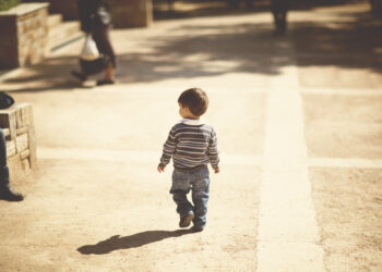 5χρονος μπόμπιρας το έσκασε και έφτασε ολομόναχο στο κέντρο του Ηρακλείου