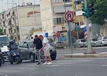 Alldaynews.gr Θεσσαλονίκη: Νεαρός οδηγός σταμάτησε την κυκλοφορία για να βοηθήσει άνδρα με κινητικά προβλήματα (video)