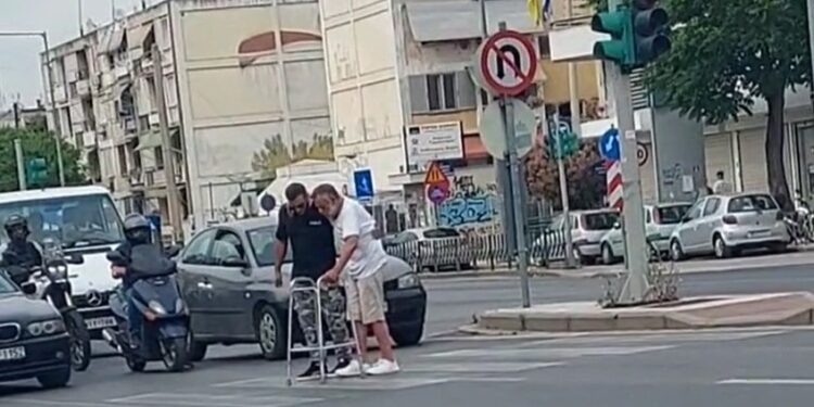 Alldaynews.gr Θεσσαλονίκη: Νεαρός οδηγός σταμάτησε την κυκλοφορία για να βοηθήσει άνδρα με κινητικά προβλήματα (video)