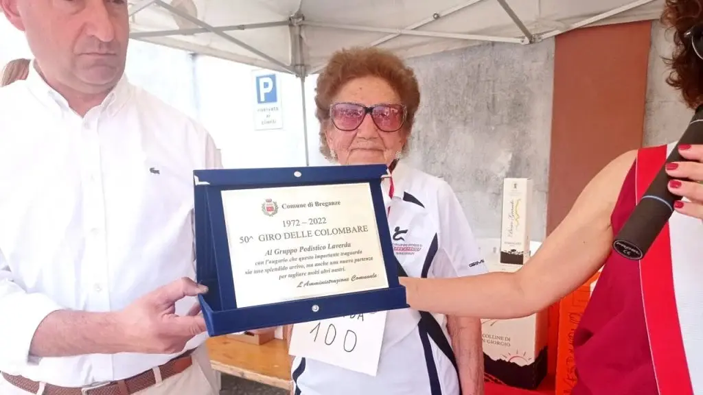 100χρονη σούπερ γιαγιά ανανέωσε το δίπλωμα οδήγησης
