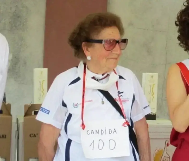 100χρονη σούπερ γιαγιά ανανέωσε το δίπλωμα οδήγησης