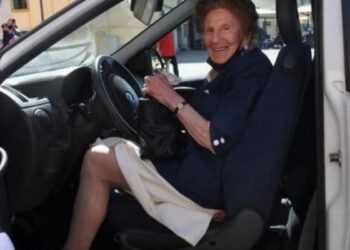 Δεν το πιστεύει ούτε ο γιος της: 100χρονη σούπερ γιαγιά ανανέωσε το δίπλωμα οδήγησης & παραδίδει μαθήματα ζωής