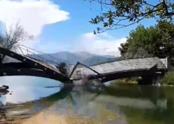Η στιγμή που γέφυρα στην Άρτα κατέρρευσε μπροστά στα μάτια περαστικών (video)