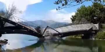 Alldaynews.gr Η στιγμή που γέφυρα στην Άρτα κατέρρευσε μπροστά στα μάτια περαστικών (video)