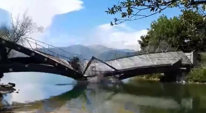 Alldaynews.gr Η στιγμή που γέφυρα στην Άρτα κατέρρευσε μπροστά στα μάτια περαστικών (video)