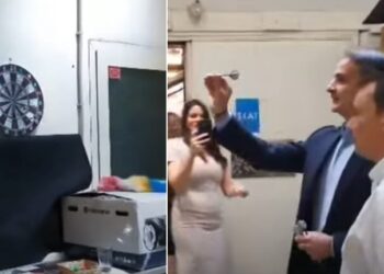 Ο Μητσοτάκης πήγε στον ΣΚΑΪ και έπαιξε βελάκια: Τους έκανε παρατήρηση για το ύψος του στόχου (video)