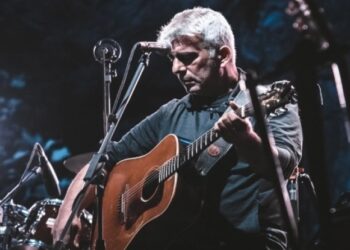 Πέταξαν καπνογόνο πάνω στη σκηνή σε συναυλία του Θανάση Παπακωνσταντίνου: «Είσαι μ@%$*@ς», δήλωσε ο μουσικός του