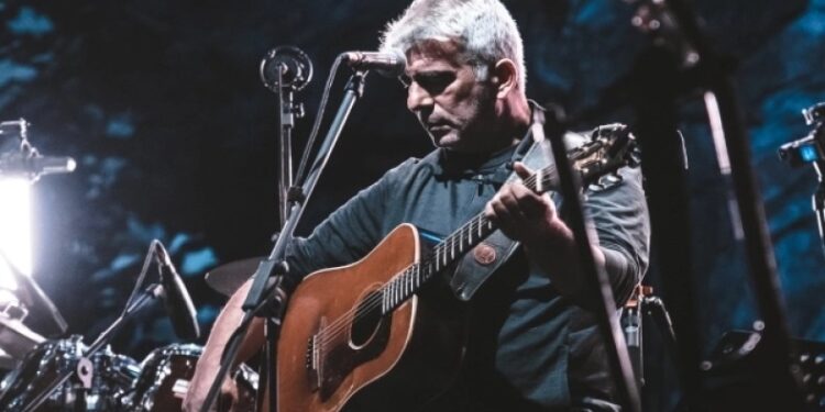 Alldaynews.gr Πέταξαν καπνογόνο πάνω στη σκηνή σε συναυλία του Θανάση Παπακωνσταντίνου: «Είσαι μ@%$*@ς», δήλωσε ο μουσικός του