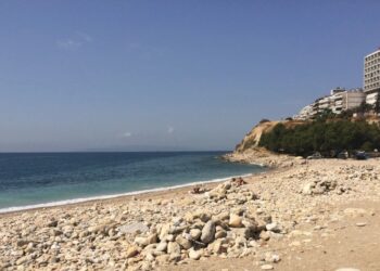 Νεαροί αλλοδαποί προσπάθησαν να βιάσouv 17χρονη και λιθοβόλησαν τον σύντροφό της σε παραλία στον Πειραιά