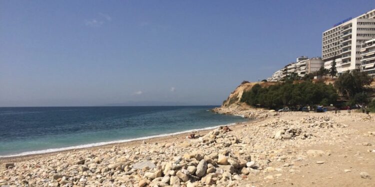 Alldaynews.gr Νεαροί αλλοδαποί προσπάθησαν να βιάσouv 17χρονη και λιθοβόλησαν τον σύντροφό της σε παραλία στον Πειραιά