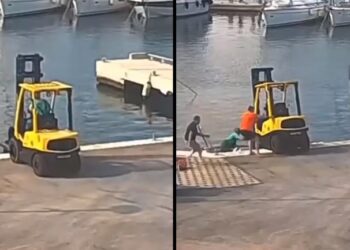 Δείτε τι έπαθε! Χειριστής κλαρκ προσπαθεί να βγάλει ένα σκάφος από το νερό και…