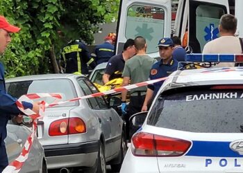 Φρικτός θάνατος στη Λάρισα: Άνδρας κάηκε, πήδηξε από μπαλκόνι και καρφώθηκε σε κάγκελα (φωτο, video)