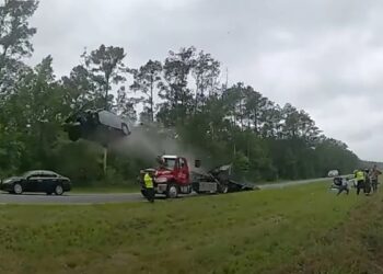 Απίστευτο βίντεο: Αυτοκίνητο καβάλησε ράμπα γερανού και πέταξε κυριολεκτικά στον αέρα (video)