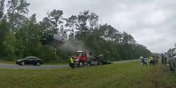 Απίστευτο βίντεο: Αυτοκίνητο καβάλησε ράμπα γερανού και πέταξε κυριολεκτικά στον αέρα (video)