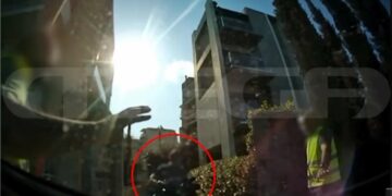 Γλυφάδα: Η σύλληψη του «τραπεζίτη» με τα 250 εκατομμύρια – Μεταμφιεσμένοι υπάλληλοι του Δήμου οι Αστυνομικοί (video)