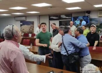 «Ποιος π@@@@ης το είπε αυτό»; Χαμός σε δημοτικό συμβούλιο με πρώην δήμαρχο να πιάνεται στα χέρια με πολίτες (video)