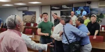 Alldaynews.gr «Ποιος π@@@@ης το είπε αυτό»; Χαμός σε δημοτικό συμβούλιο με πρώην δήμαρχο να πιάνεται στα χέρια με πολίτες (video)