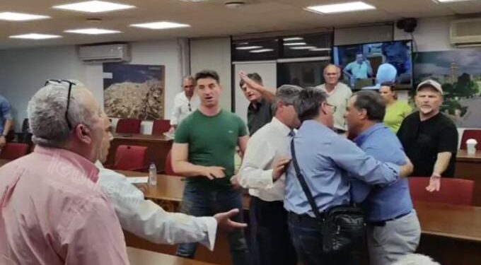 Alldaynews.gr «Ποιος π@@@@ης το είπε αυτό»; Χαμός σε δημοτικό συμβούλιο με πρώην δήμαρχο να πιάνεται στα χέρια με πολίτες (video)