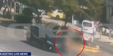 Alldaynews.gr Φρικτές Εικόνες: Αυτοκίνητο παρέσυρε και Σkοτωσε γυναίκα στην Νίκαια