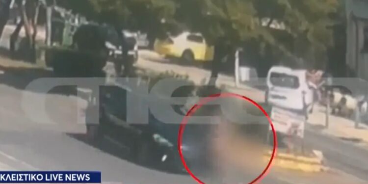 Alldaynews.gr Φρικτές Εικόνες: Αυτοκίνητο παρέσυρε και Σkοτωσε γυναίκα στην Νίκαια