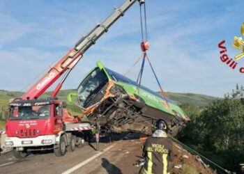 Τραγωδία στην Ιταλία! Λεωφορείο έπεσε σε γκρεμό – Ένας νεκρός και 14 τραυματίες