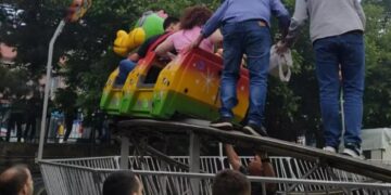 Alldaynews.gr Κοζάνη: Τρόμος σε λούνα παρκ – Κόπηκαν δυο βαγόνια από το τρένο